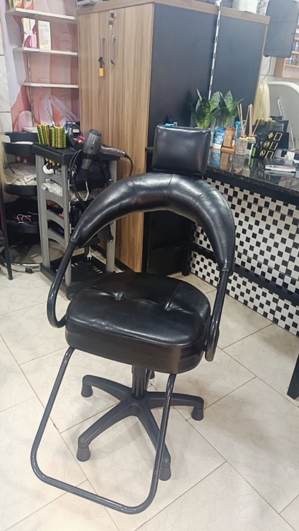 Cadeira de salão de beleza Topbel em uso